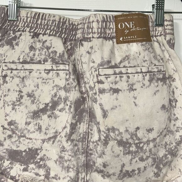 One Teaspoon Tye Dye Gray & White Elastic Waist Shorts(Size 26) - Picture 3 of 8